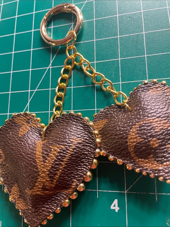Stanley Accessories - Double heart studded keychain